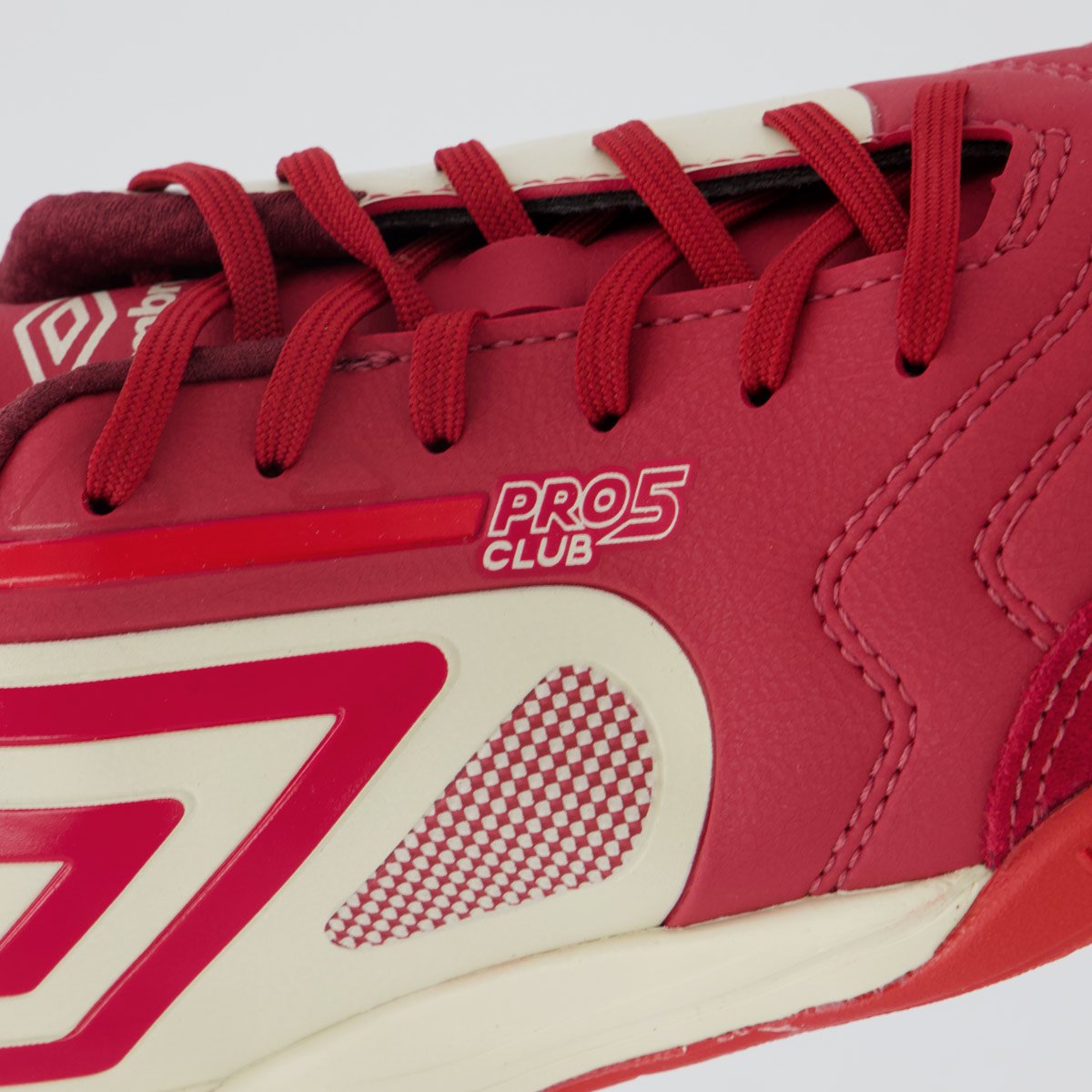 Chuteira Umbro Pro 5 Bump Club Futsal Branca e Vermelha Vermelho 7
