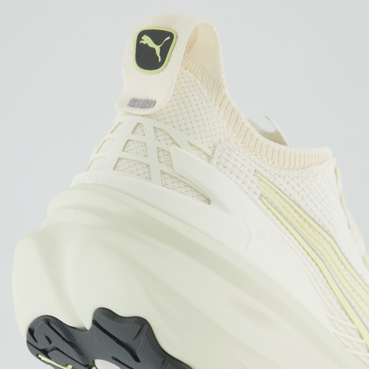 Tênis Puma Forever Run Nitro 2 Branco e Dourado Bege 6