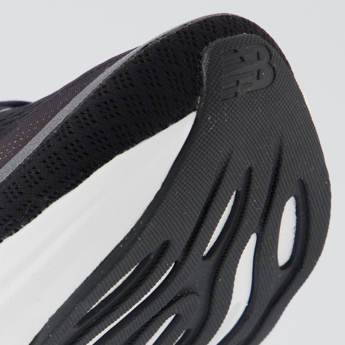 Tênis New Balance Fresh Foam Ellipse Feminino Preto e Branco Preto 8