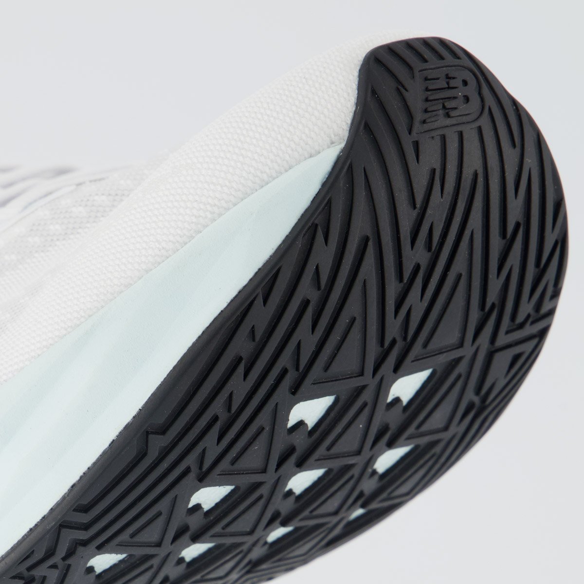 Tênis New Balance Fuelcell Rebel V5 Branco Branco 8