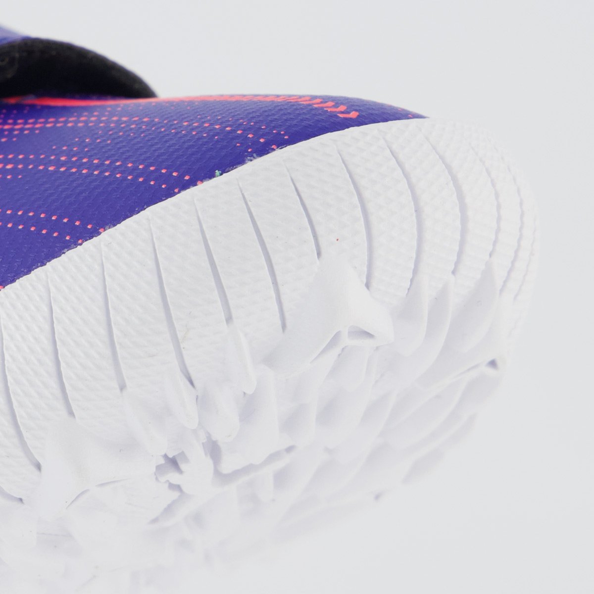 Chuteira Puma Ultra 5 Play V TT Society Juvenil Roxa e Branca Roxo/Branco 8