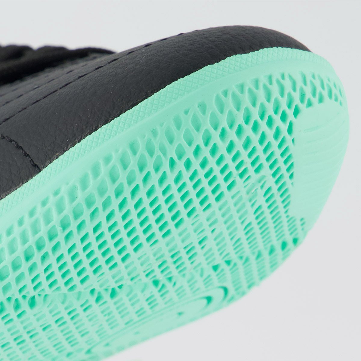 Chuteira Umbro Class Neo Futsal Preta e Verde Preto/Verde 8