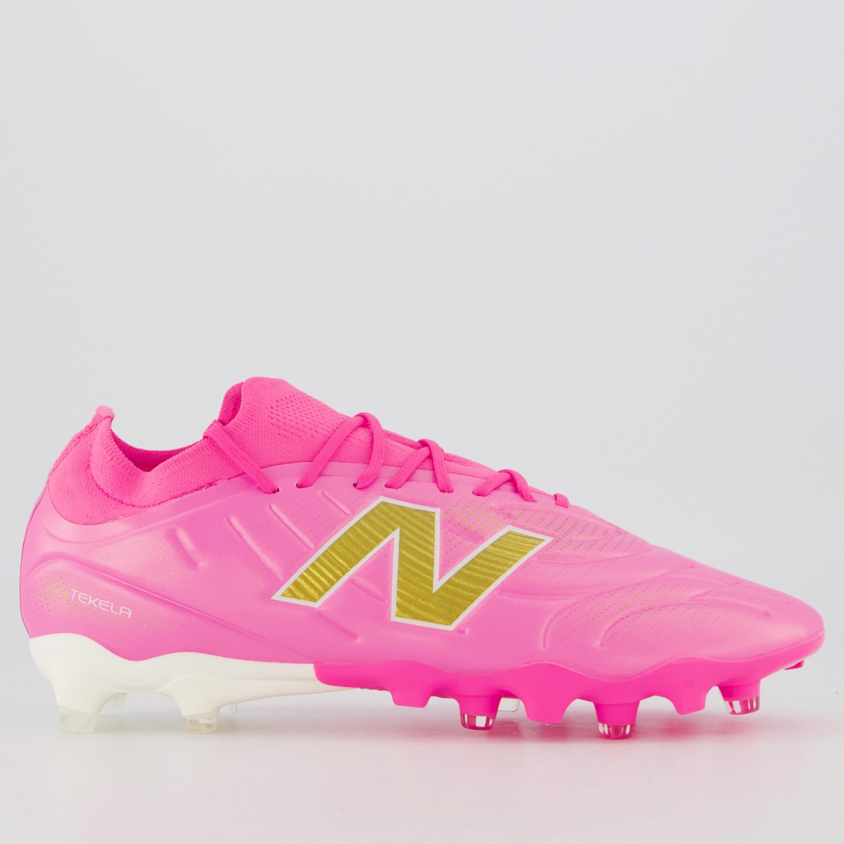 Chuteira New Balance Tekela Team low V5 Campo Rosa