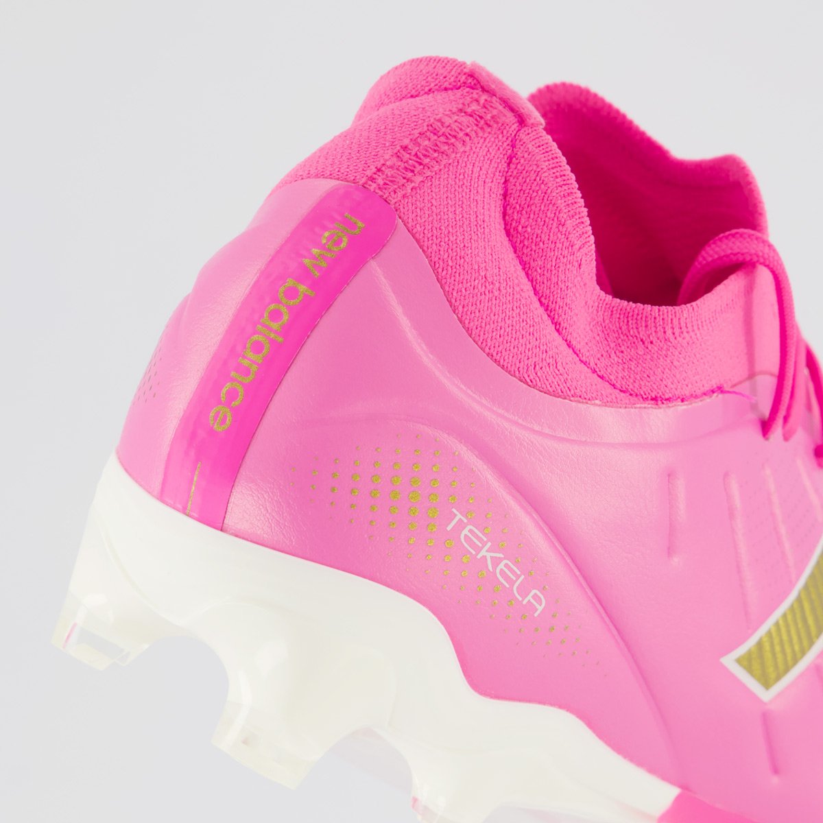 Chuteira New Balance Tekela Team low V5 Campo Rosa Rosa 6