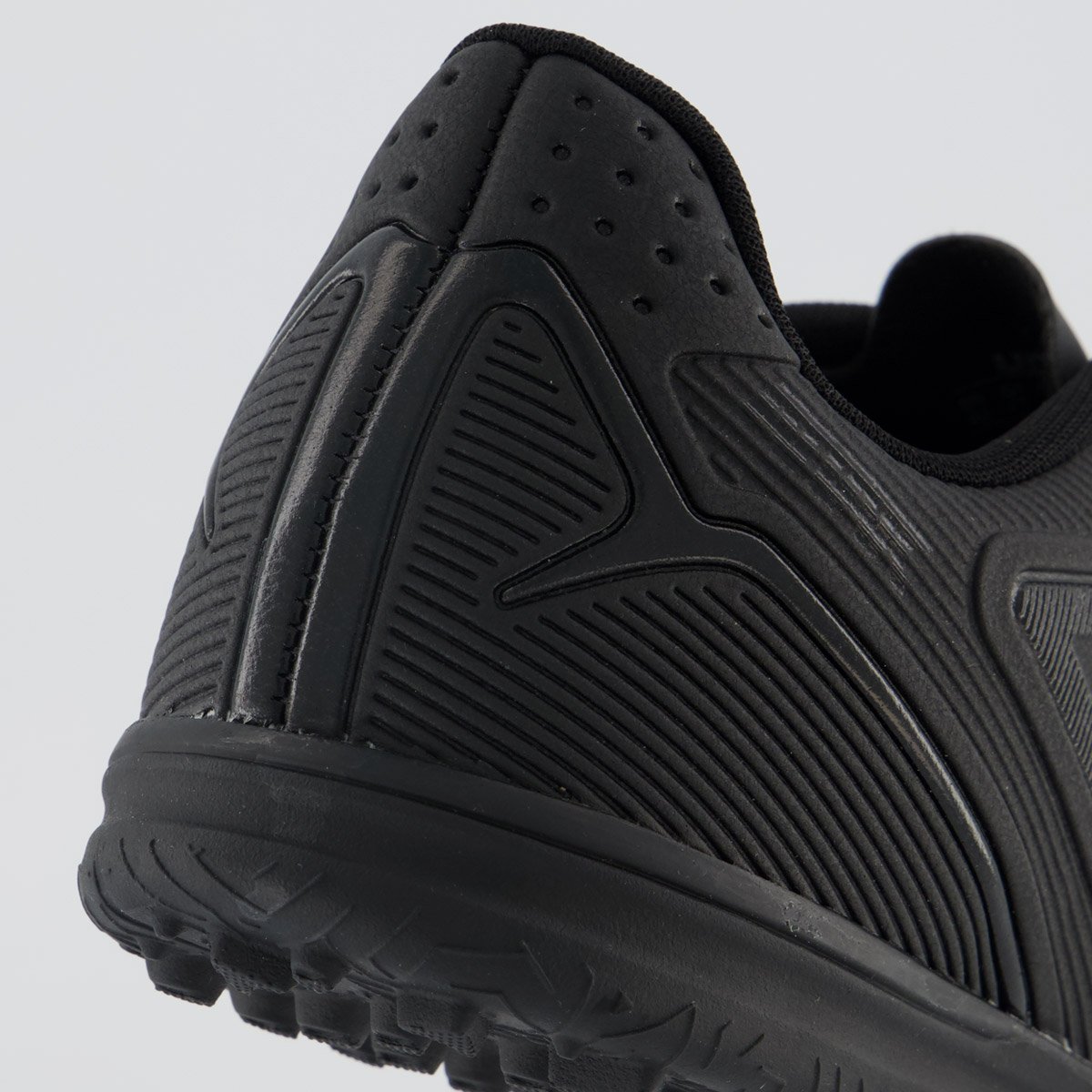 Chuteira Umbro Attak III Society All Black Preto 6