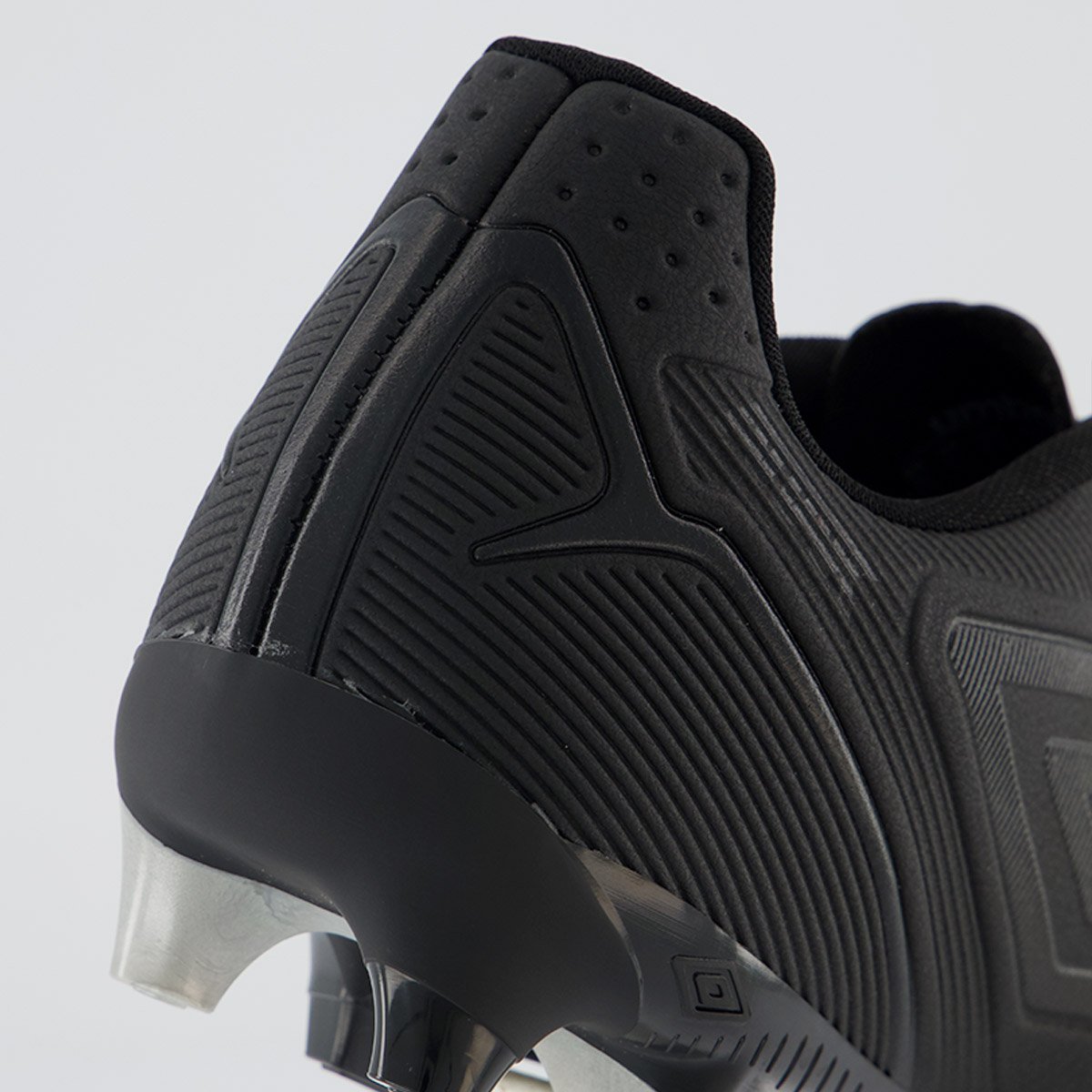 Chuteira Umbro Attak III Campo All Black Preto 6