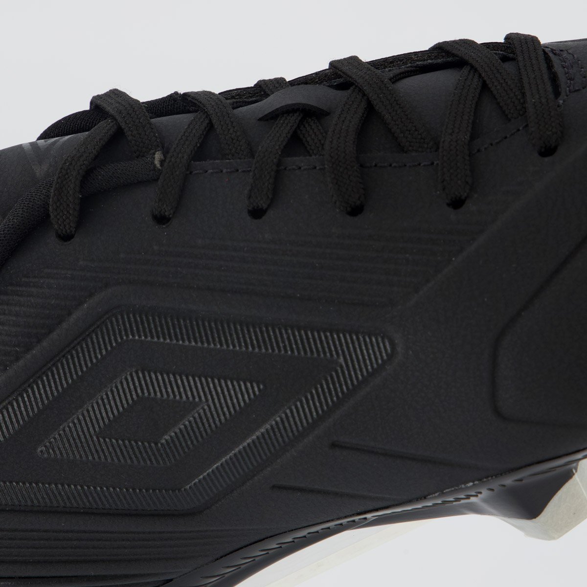 Chuteira Umbro Attak III Campo All Black Preto 7