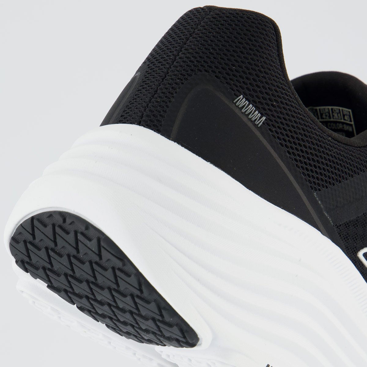 Tênis Skechers Max Cushioning Endeavour Preto e Branco Preto 6