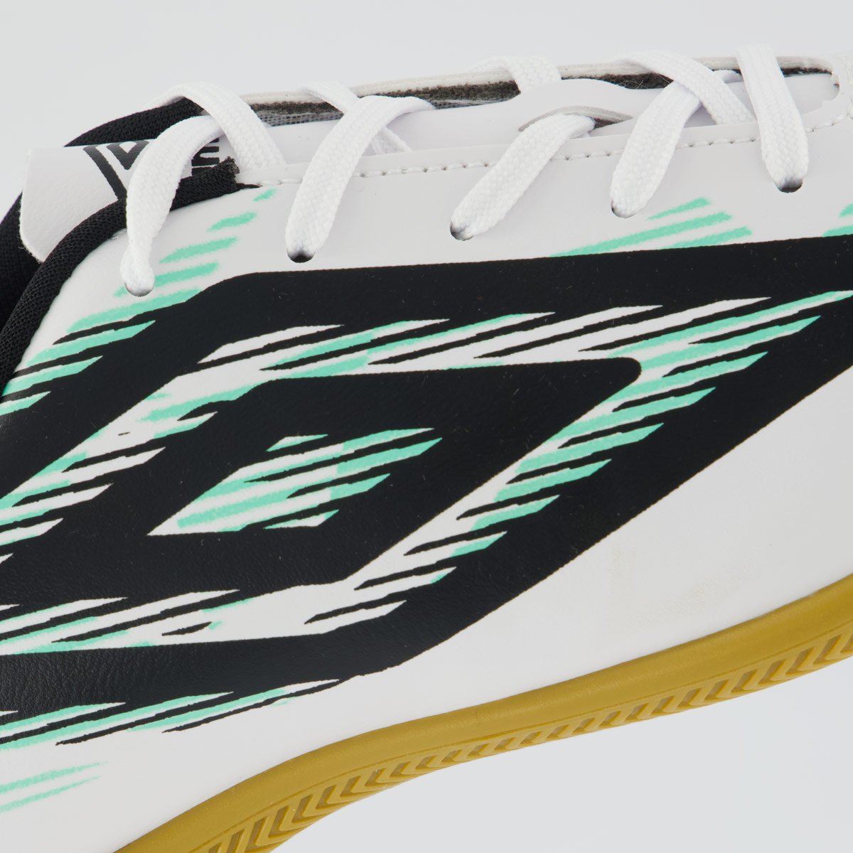 Chuteira Umbro Invictus Futsal Branca e Verde Branco/Verde 7
