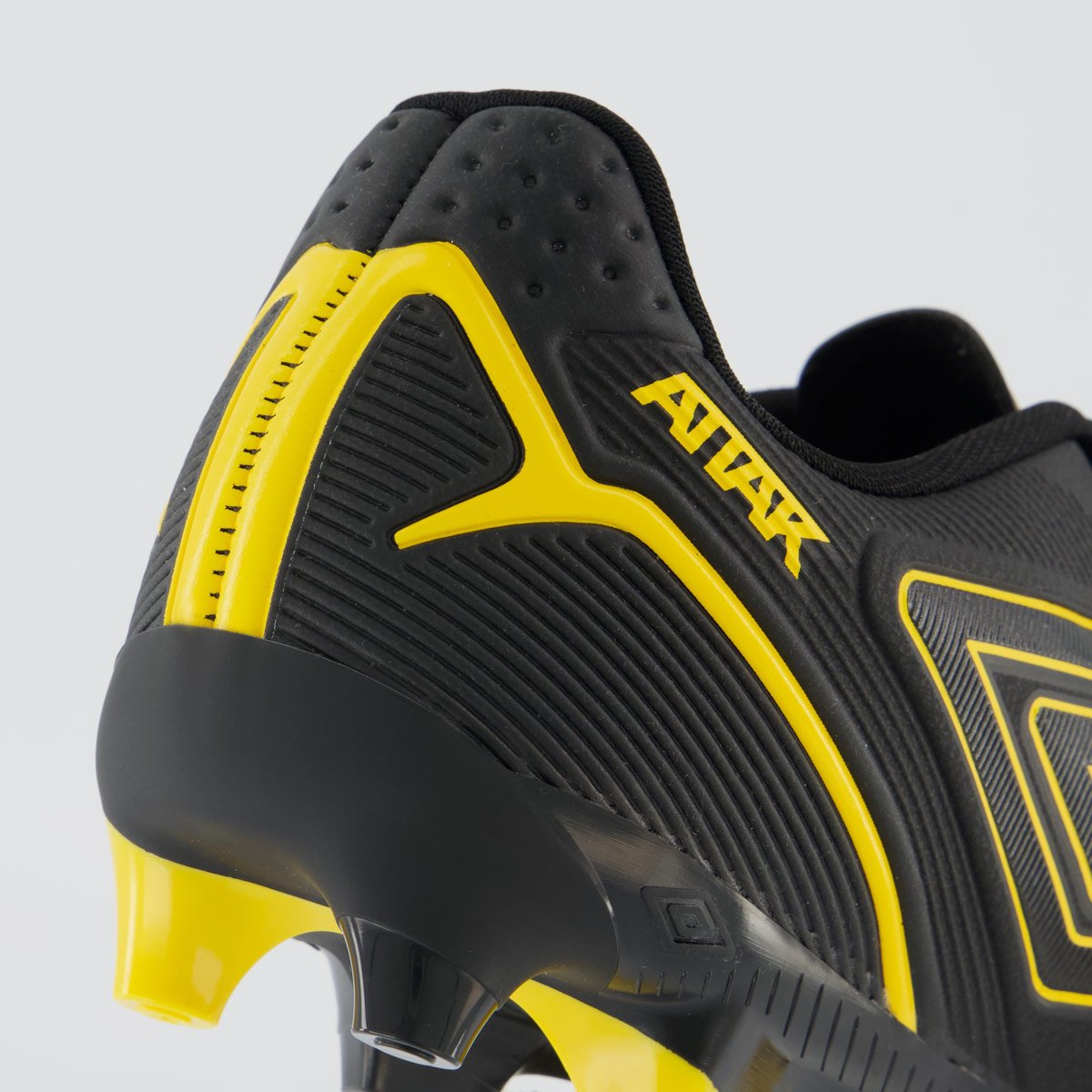 Chuteira Umbro Attak III Campo Preta e Dourada Preto/Dourado 6