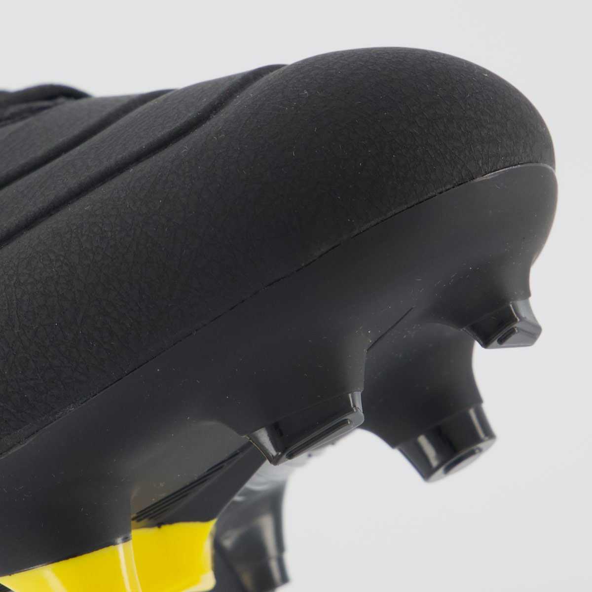 Chuteira Umbro Attak III Campo Preta e Dourada Preto/Dourado 8