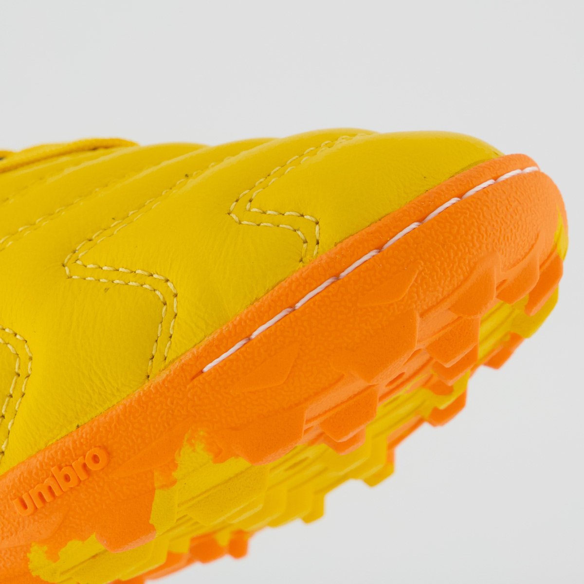 Chuteira Umbro Adamant Master Class Pro Bump Society Amarela e Preta Amarelo 9