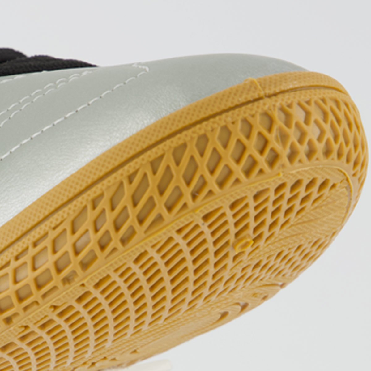 Chuteira Umbro Brave Futsal Prata e Preta Prata 8