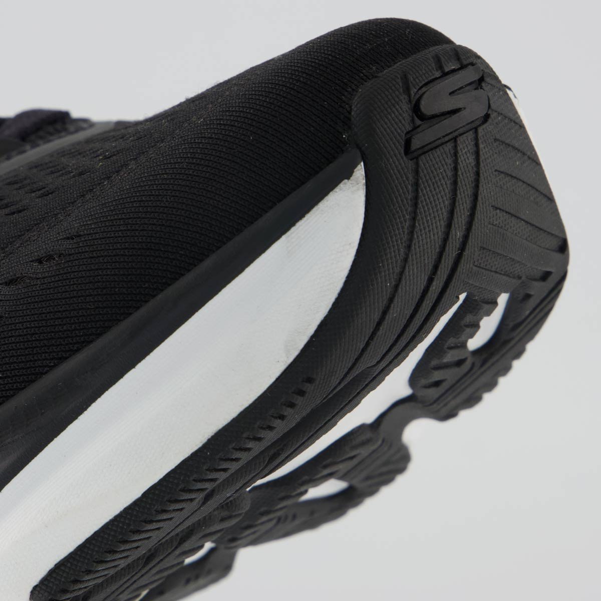 Tênis Skechers Max Run Preto e Branco Preto 8