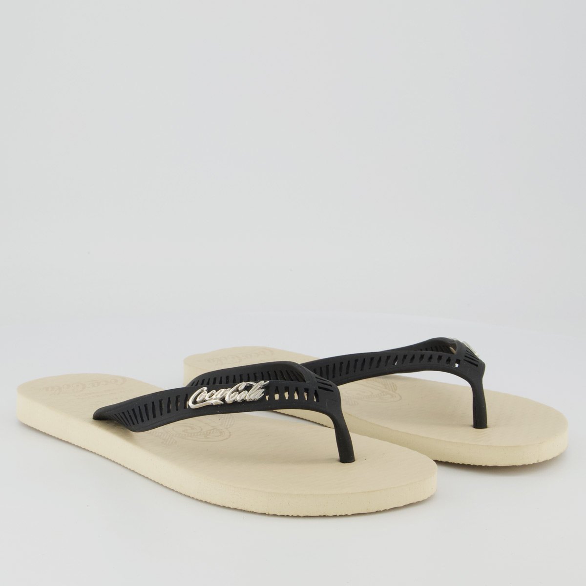 Chinelo Coca Cola Ithaca Off White e Preto Preto/Off White 3