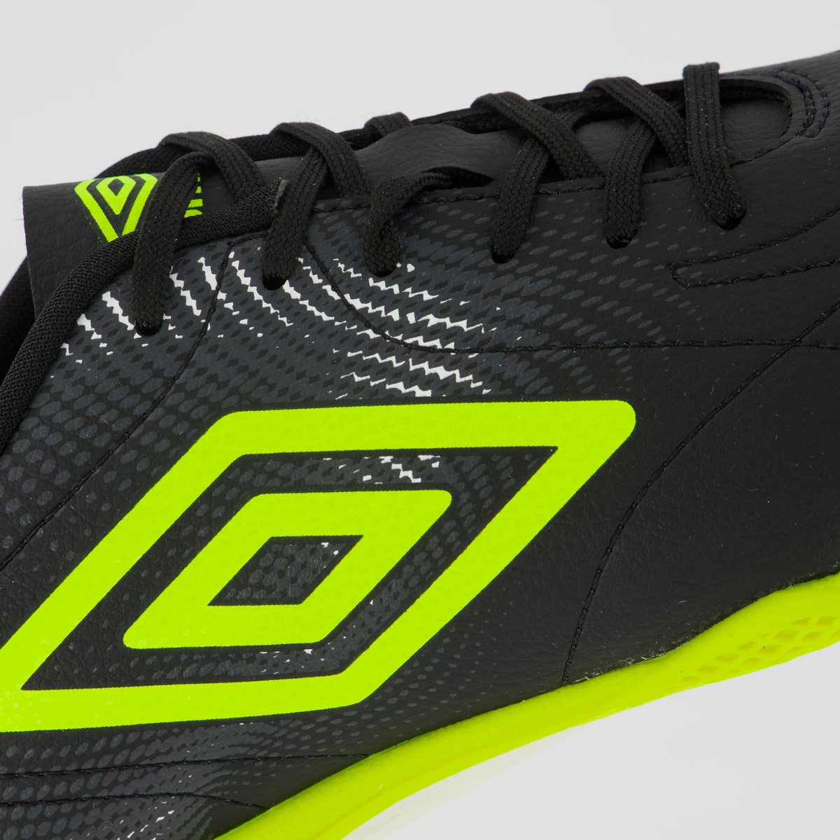 Chuteira Umbro Class Neo Futsal Preta e Verde Preto 7