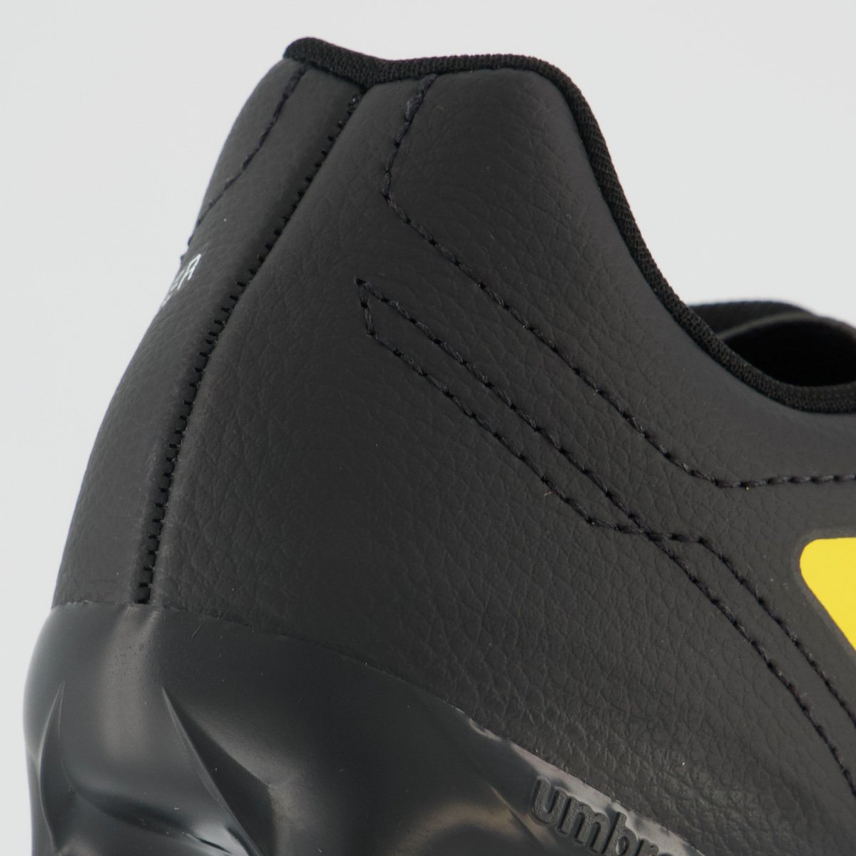 Chuteira Umbro Class Footballer Campo Preta e Amarela Preto 6