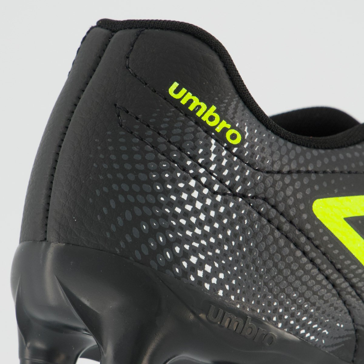 Chuteira Umbro Class Neo Campo Preta e Amarela Preto 6