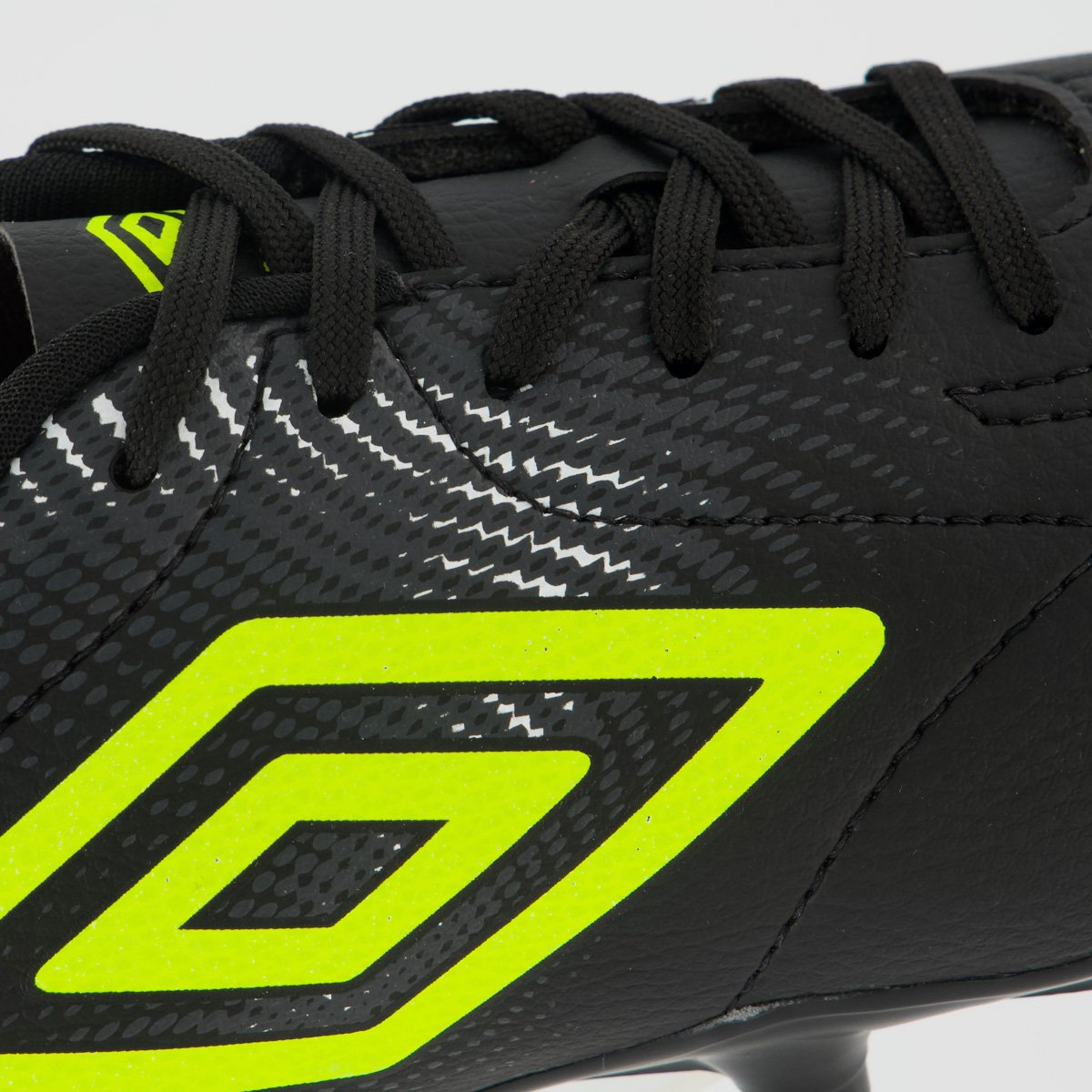 Chuteira Umbro Class Neo Campo Preta e Amarela Preto 7