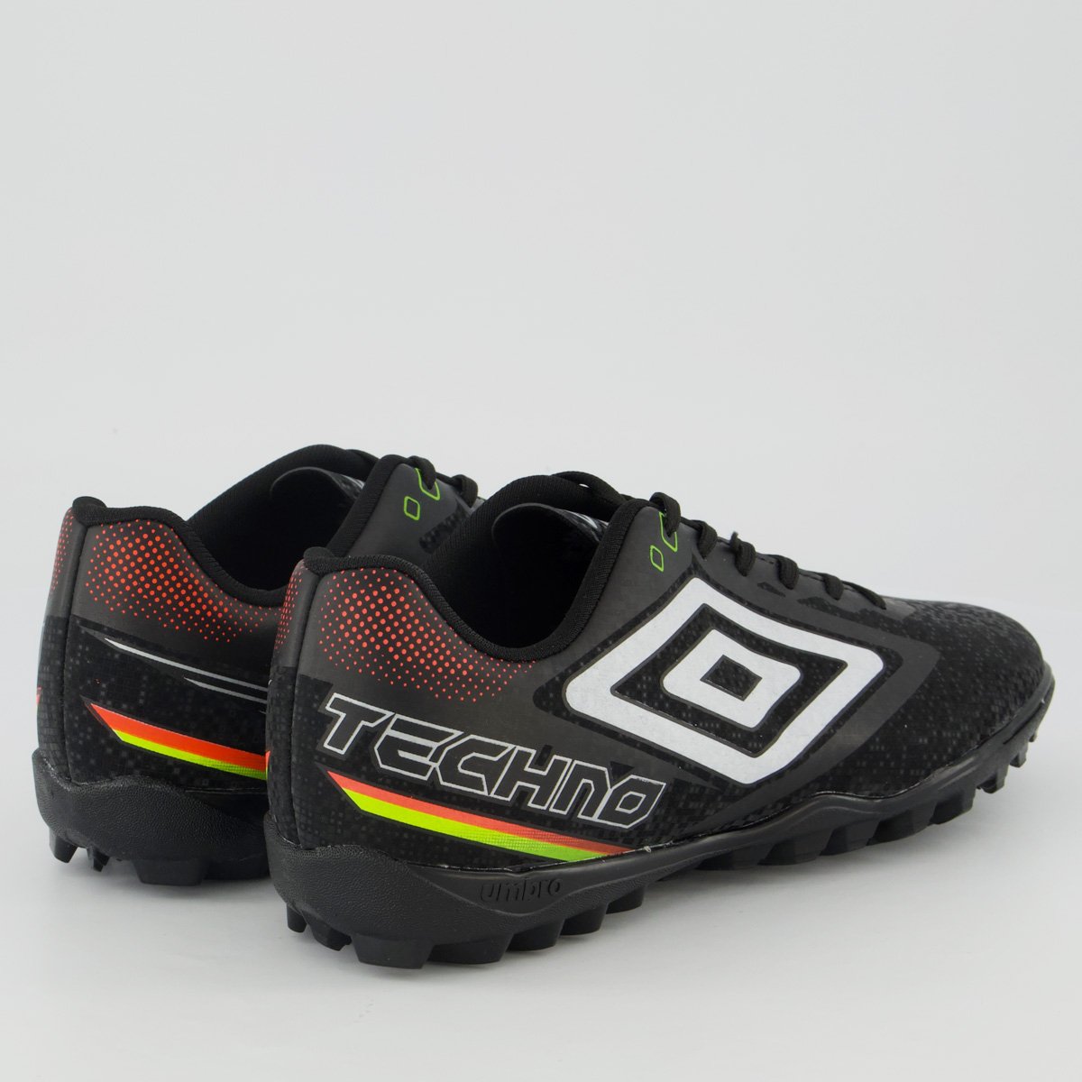 Chuteira Umbro Techno II Society Preta e Branca Preto 3