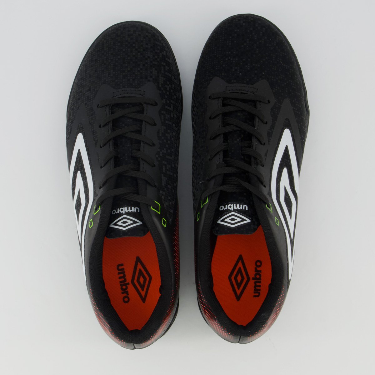 Chuteira Umbro Techno II Society Preta e Branca Preto 4