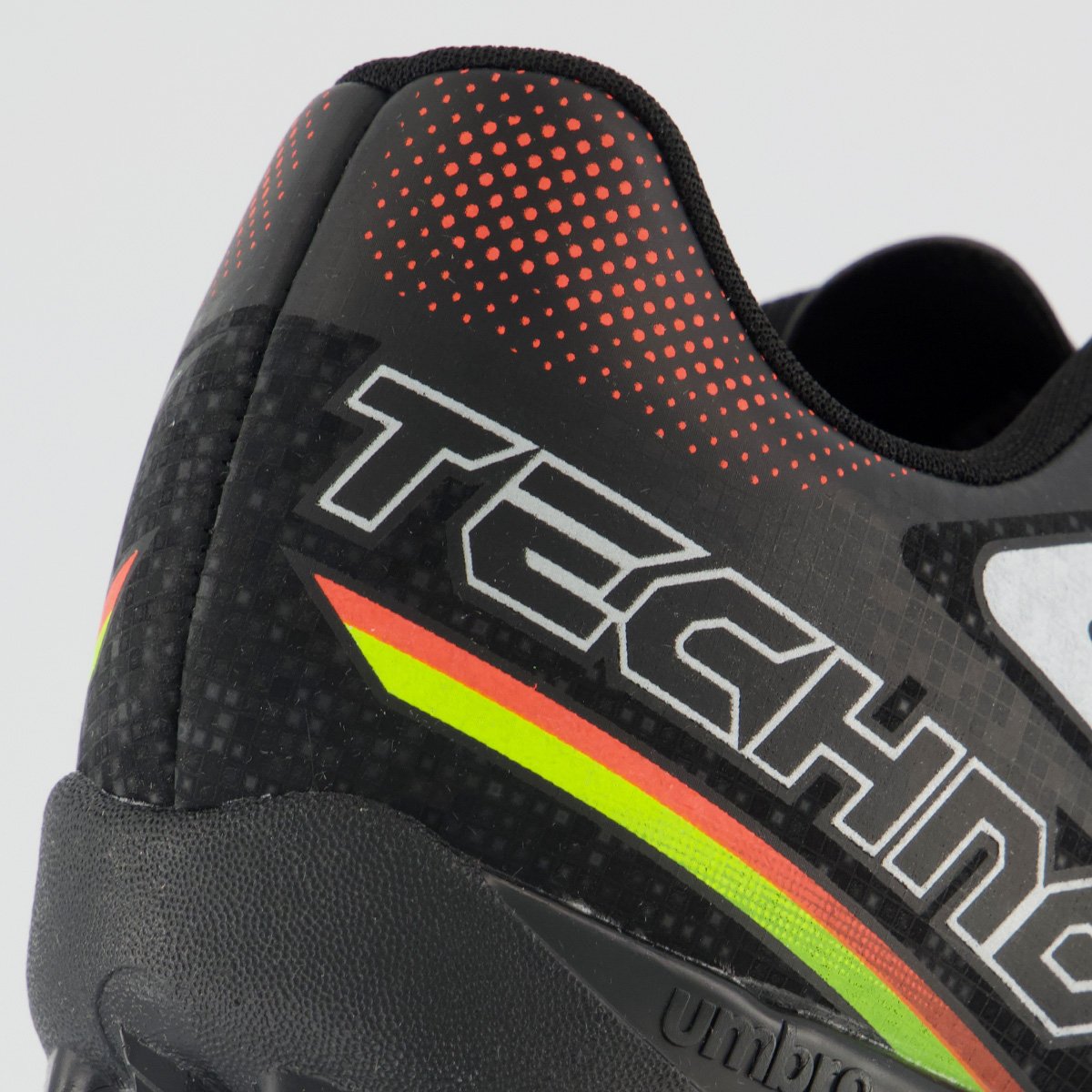 Chuteira Umbro Techno II Society Preta e Branca Preto 6