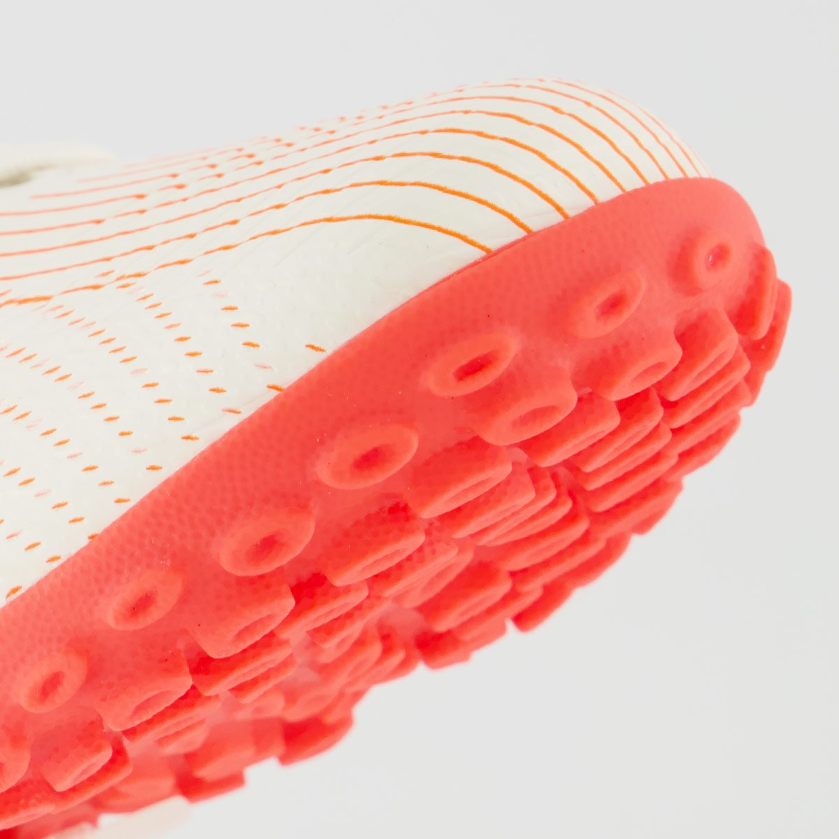 Chuteira Puma Future 9 Play Society BDP Juvenil Branca e Laranja Branco 8