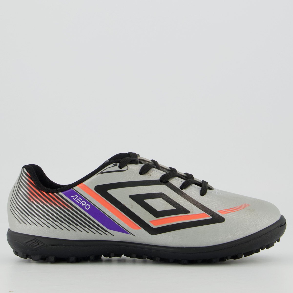 Chuteira Umbro Aerodynamic Society Juvenil Prata e Preta