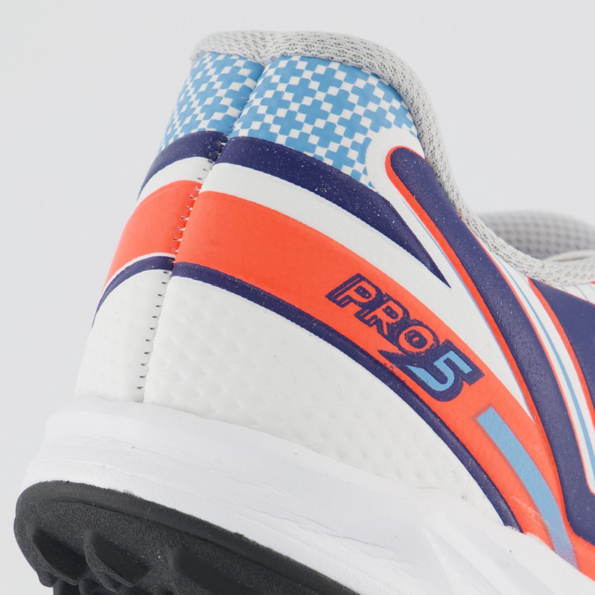 Chuteira Umbro Pro 5 II Society Juvenil Branca e Cinza Branco 5