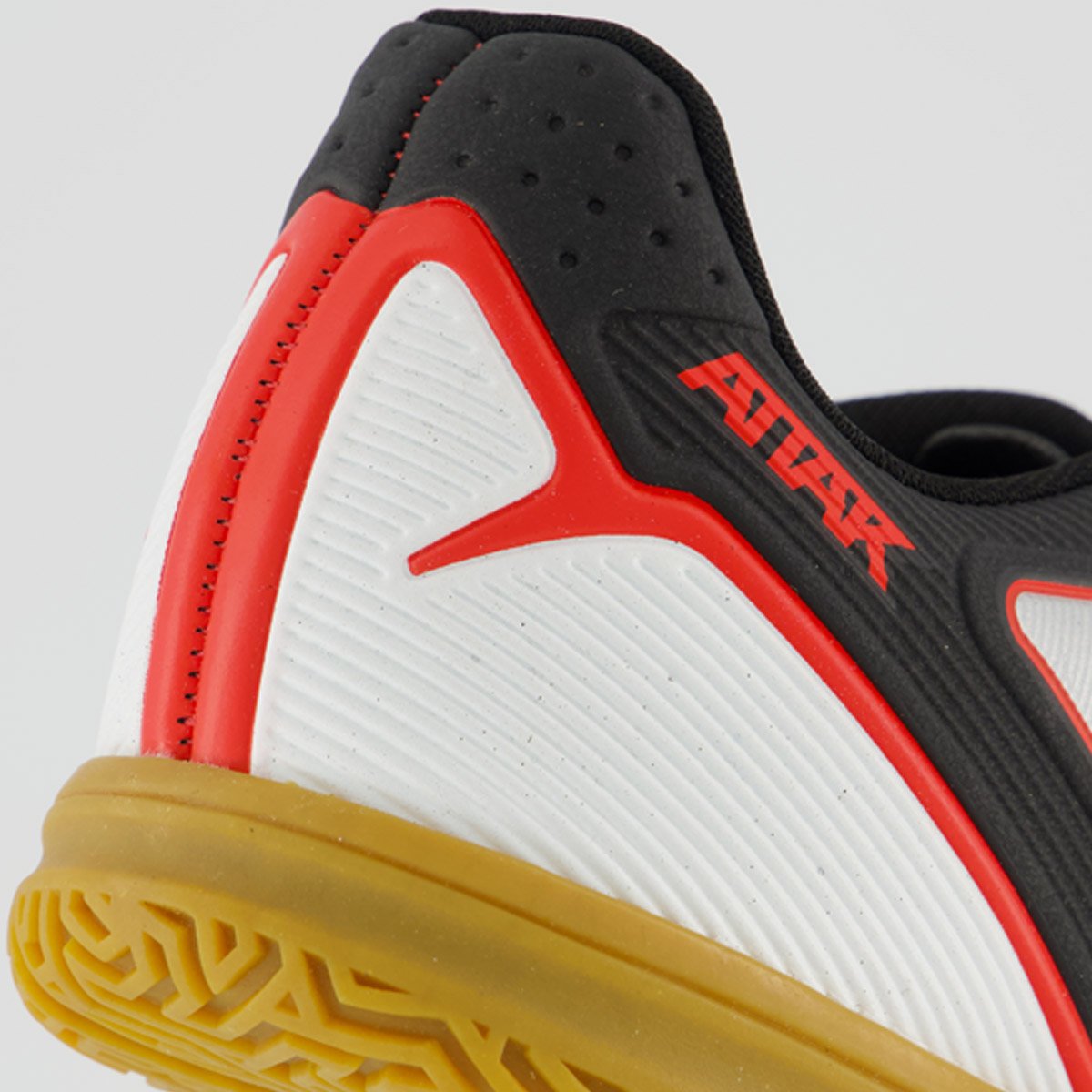 Chuteira Umbro Attak III Futsal Preta e Vermelha Preto 6
