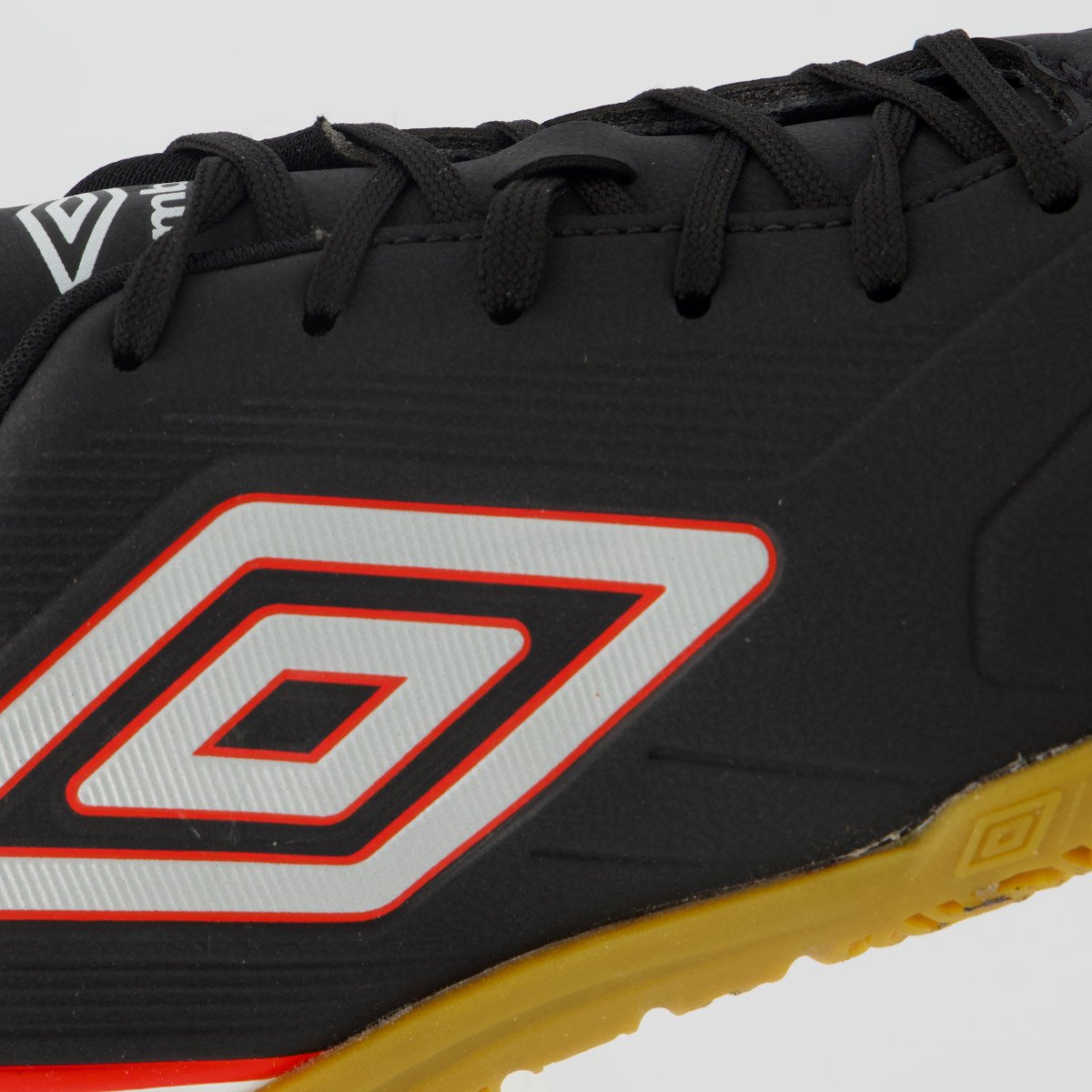 Chuteira Umbro Attak III Futsal Preta e Vermelha Preto 7