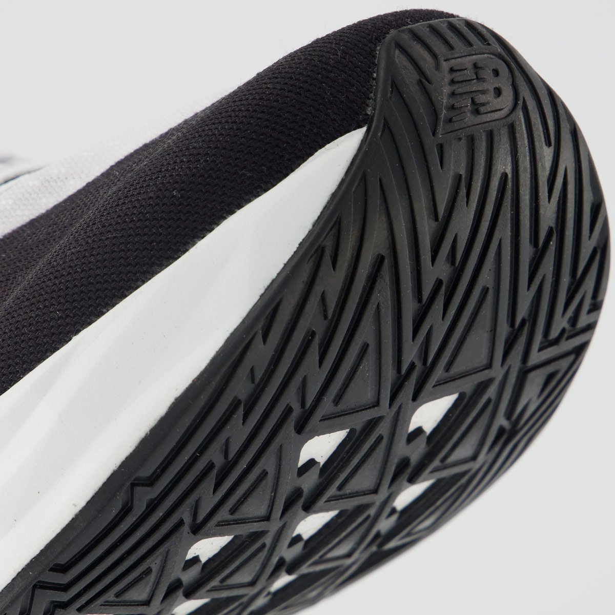 Tênis New Balance Fuelcell Rebel V5 M Branco e Preto Preto 8