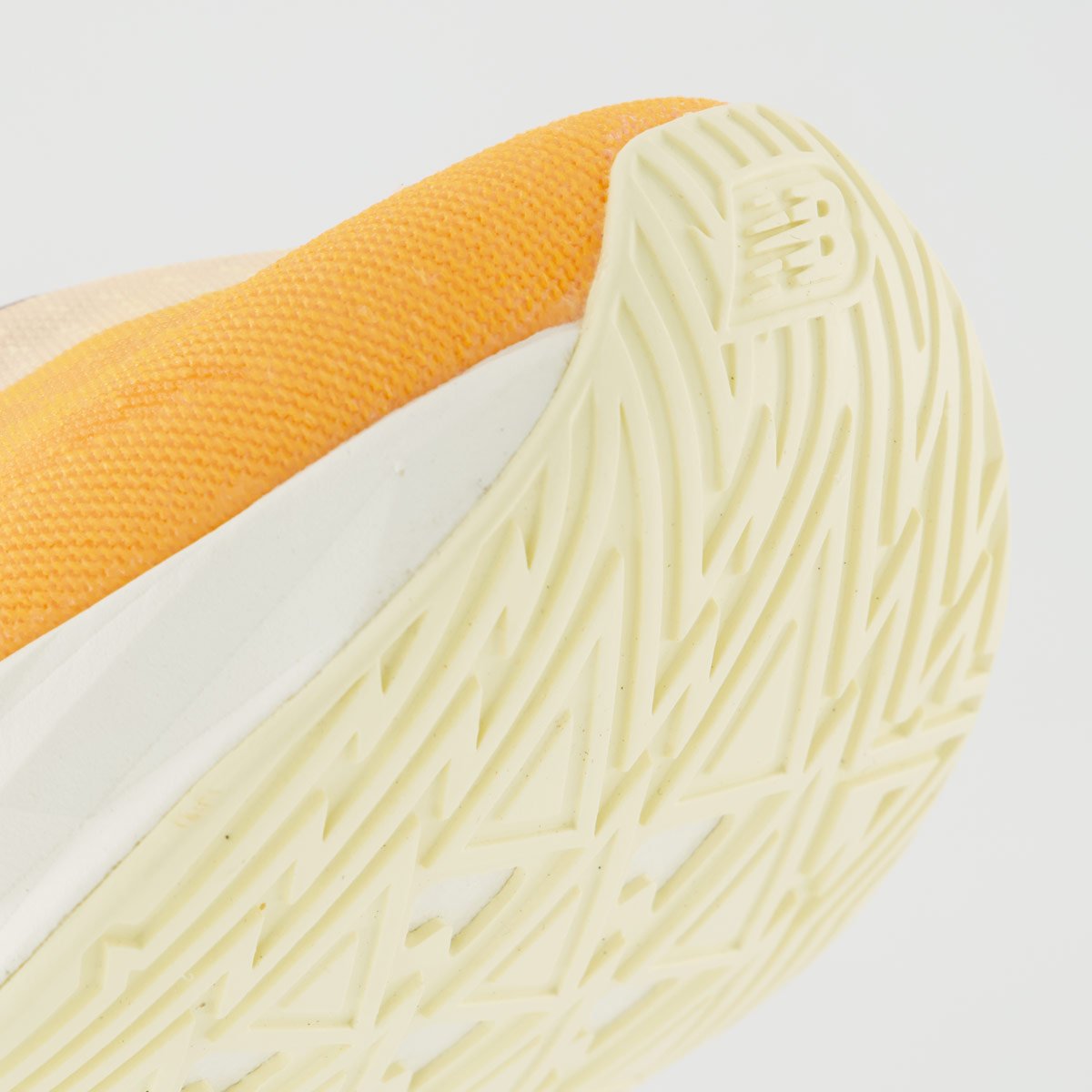 Tênis New Balance Fuelcell Rebel V5 Feminino Laranja e Branco Branco 8