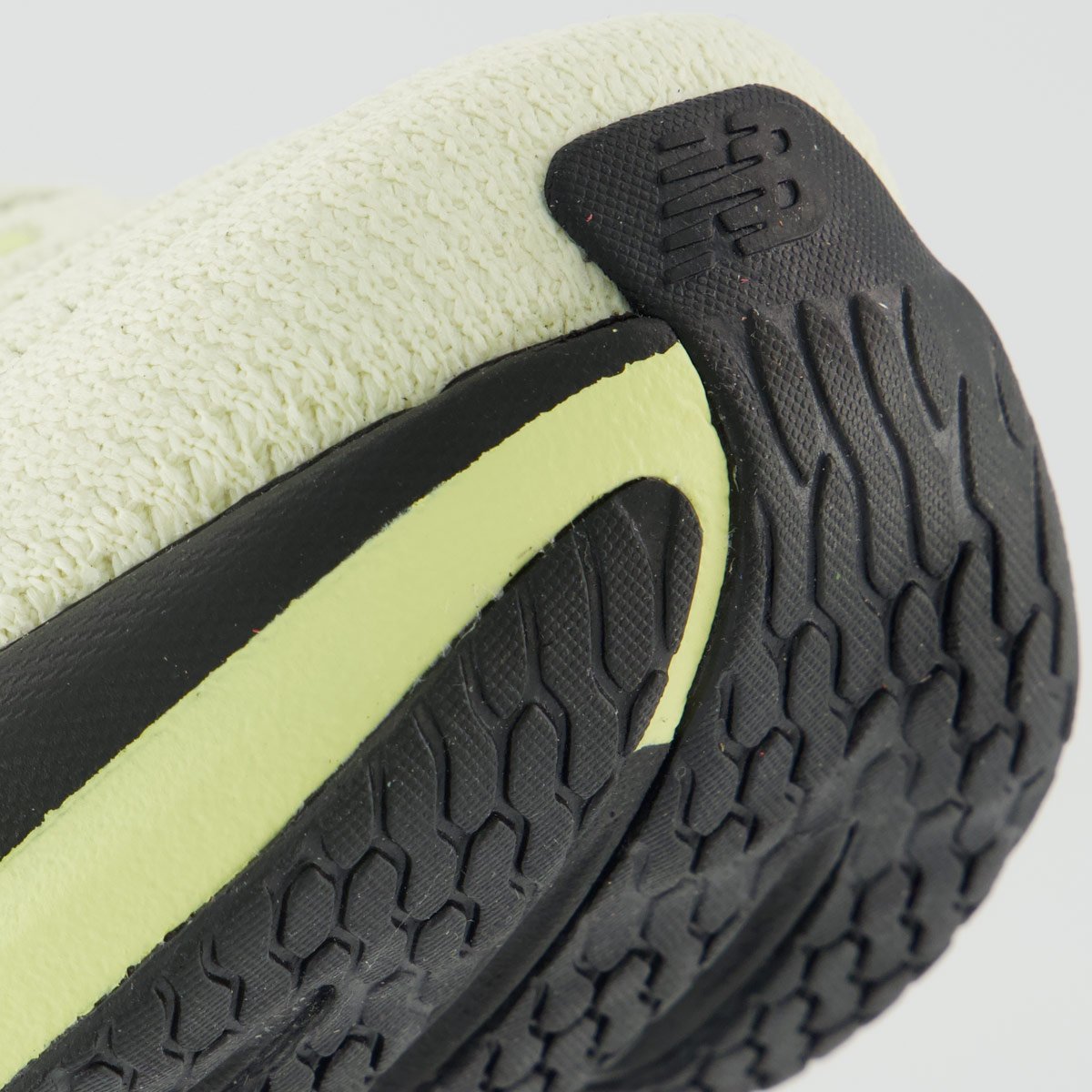 Tênis New Balance Infinion 1080 V15 Verde Claro e Preto Preto 8