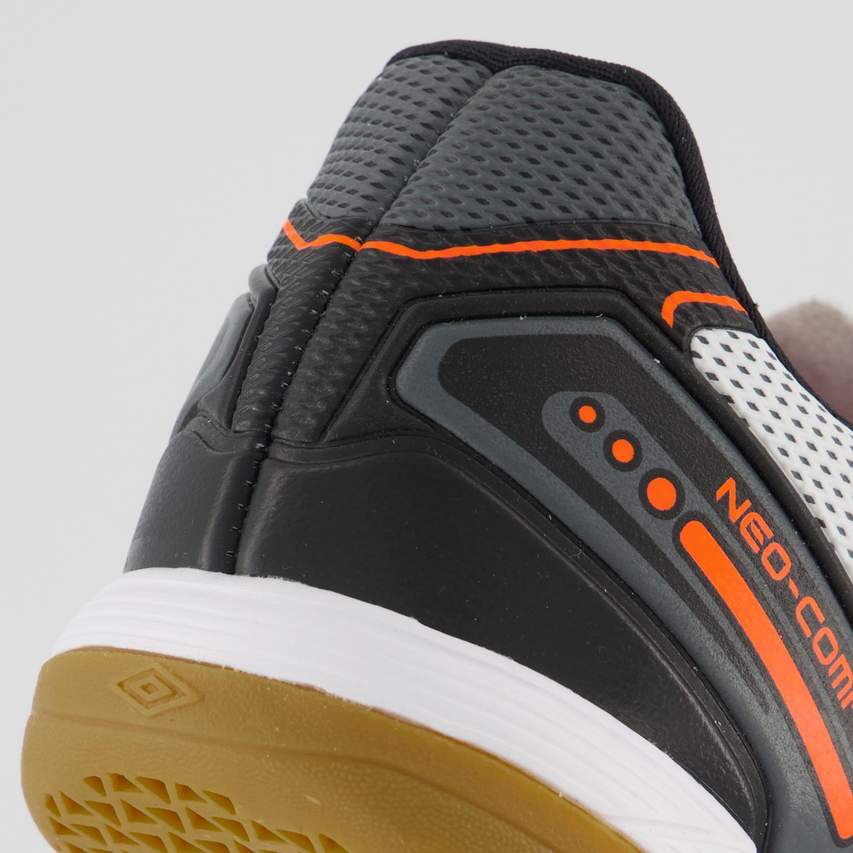 Chuteira Umbro Neo Comfort II Futsal Branca e Preta Preto 6