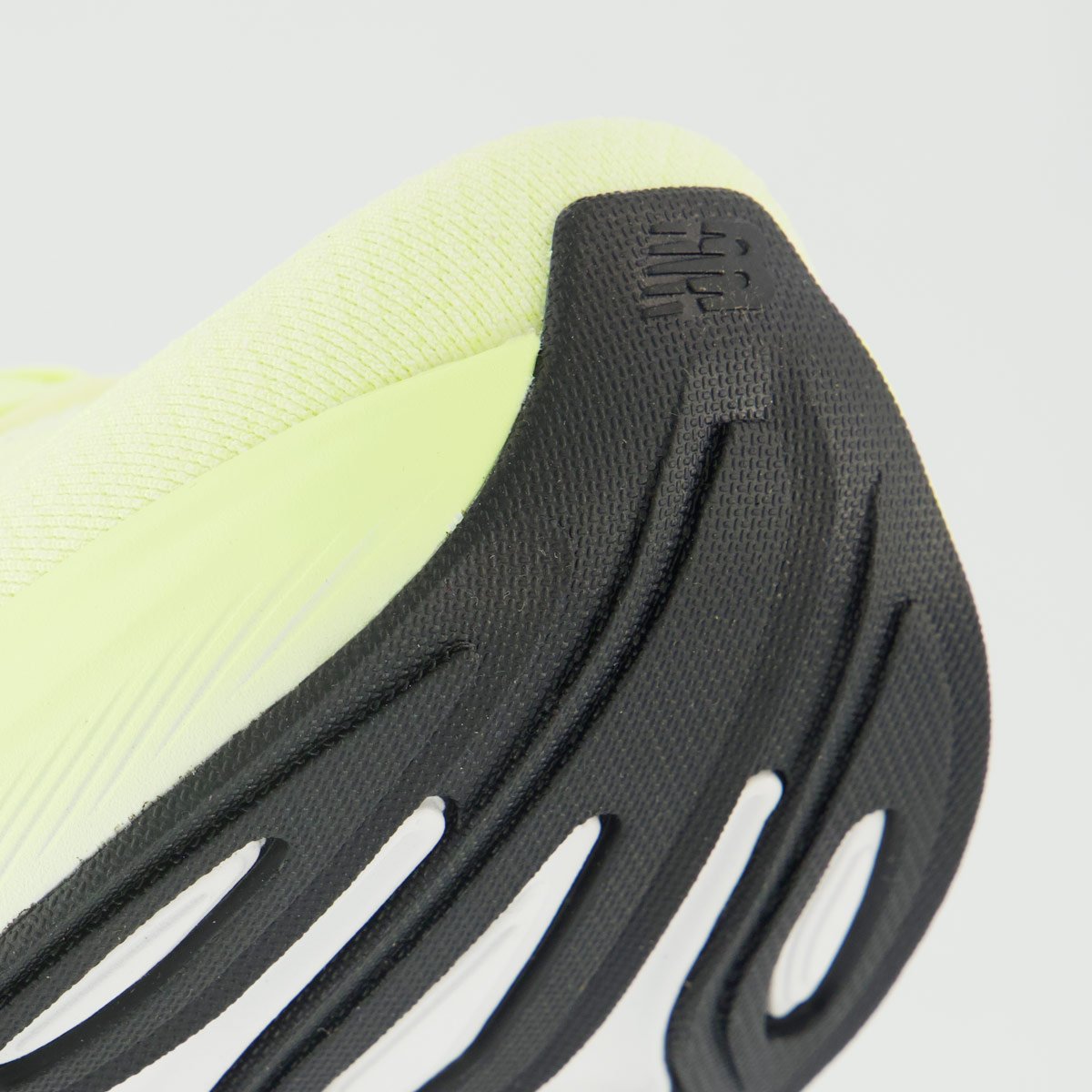 Tênis New Balance Fresh Foam X More V6 Feminino Verde Claro Verde 8