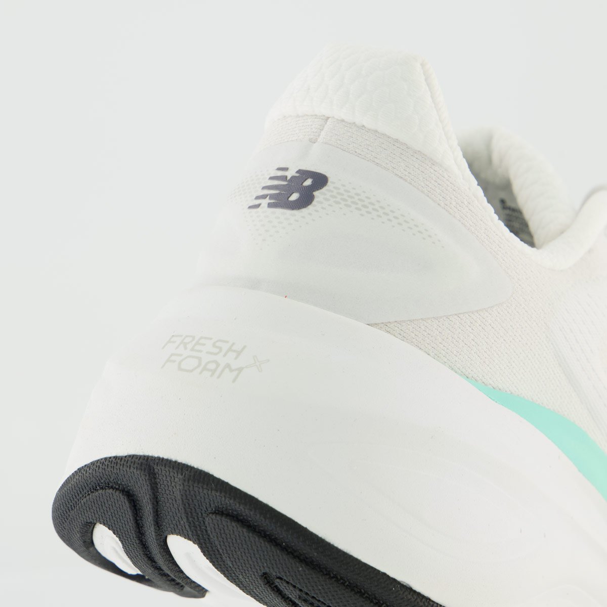 Tênis New Balance Fresh Foam X More V6 Feminino Branco e Verde Branco/Verde 6