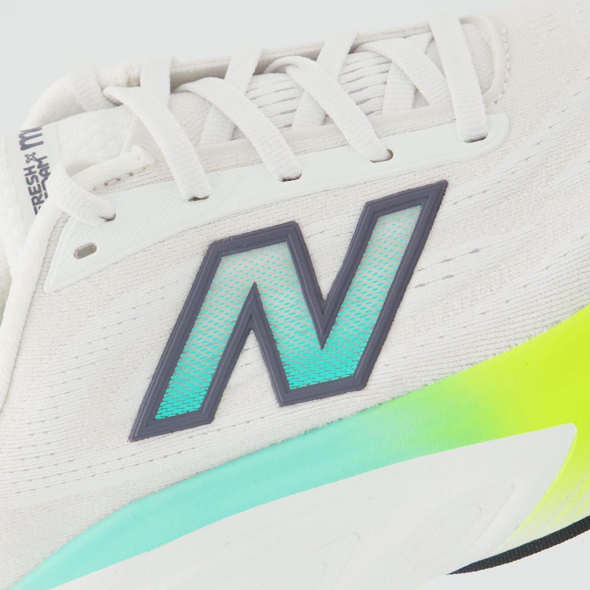 Tênis New Balance Fresh Foam X More V6 Feminino Branco e Verde Branco/Verde 7