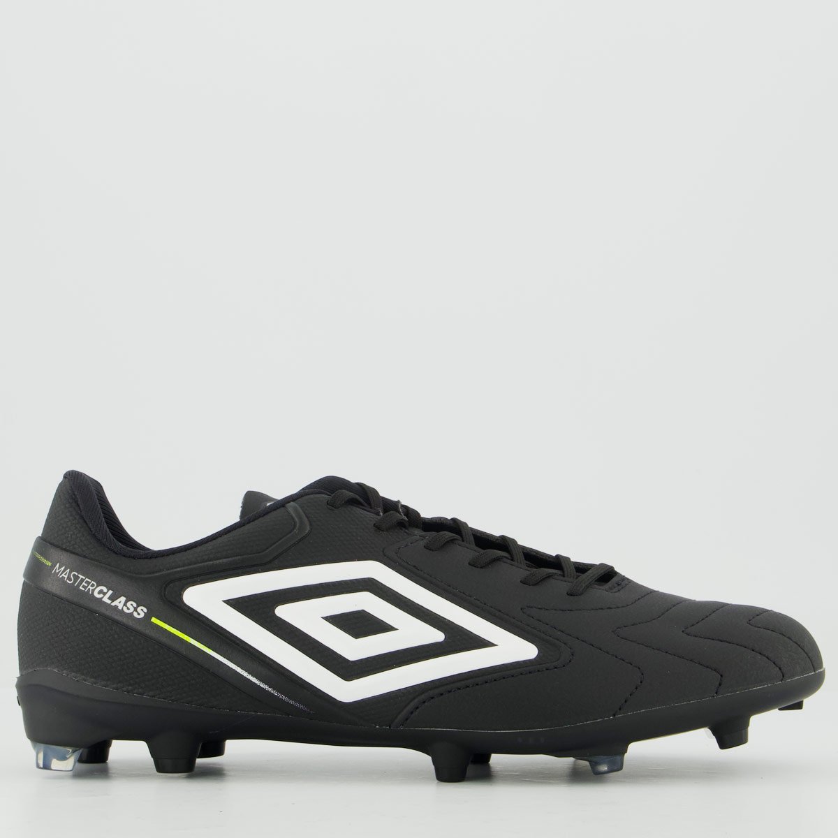 Chuteira Umbro Master Class Club Campo Preta e Branca