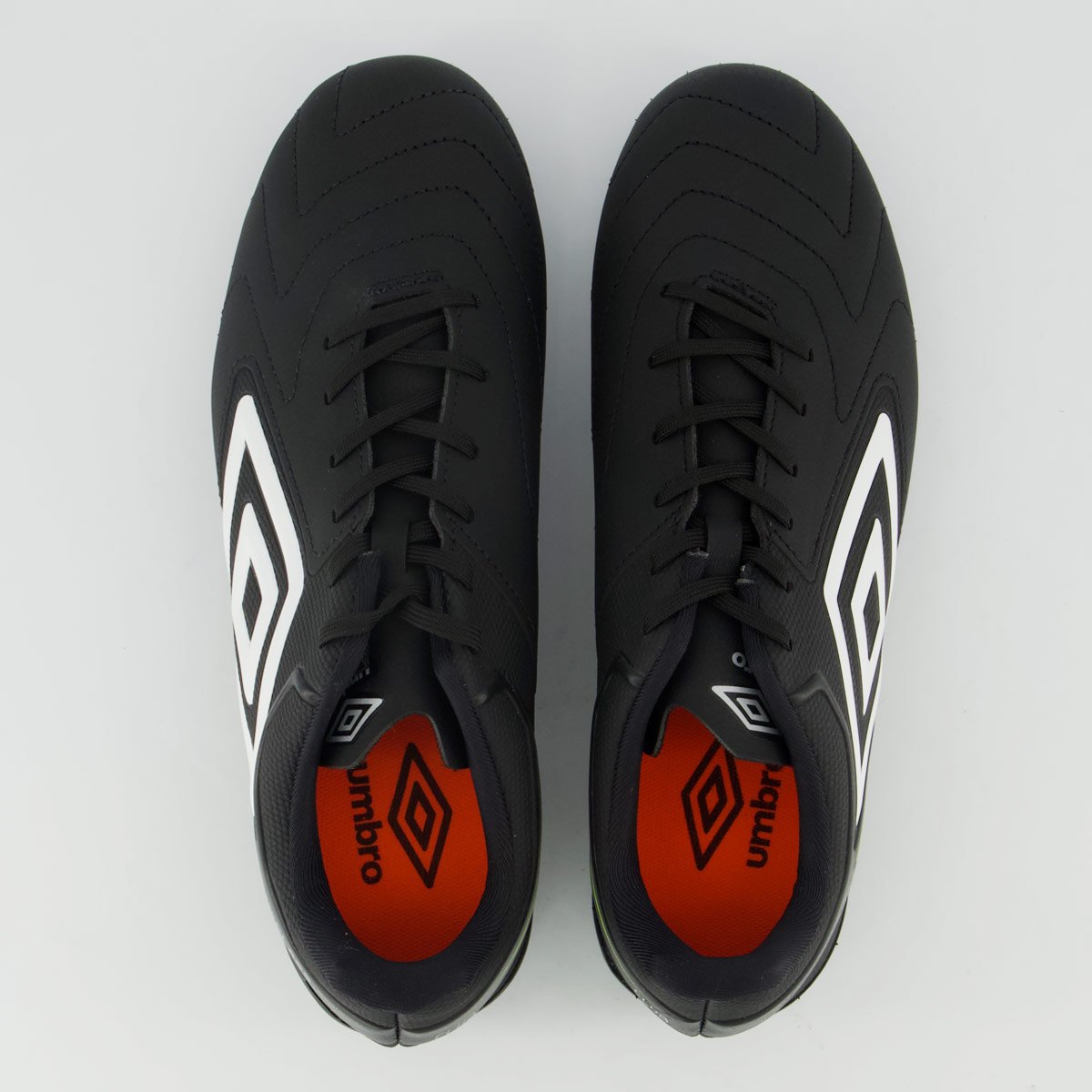 Chuteira Umbro Master Class Club Campo Preta e Branca Preto/Branco 4