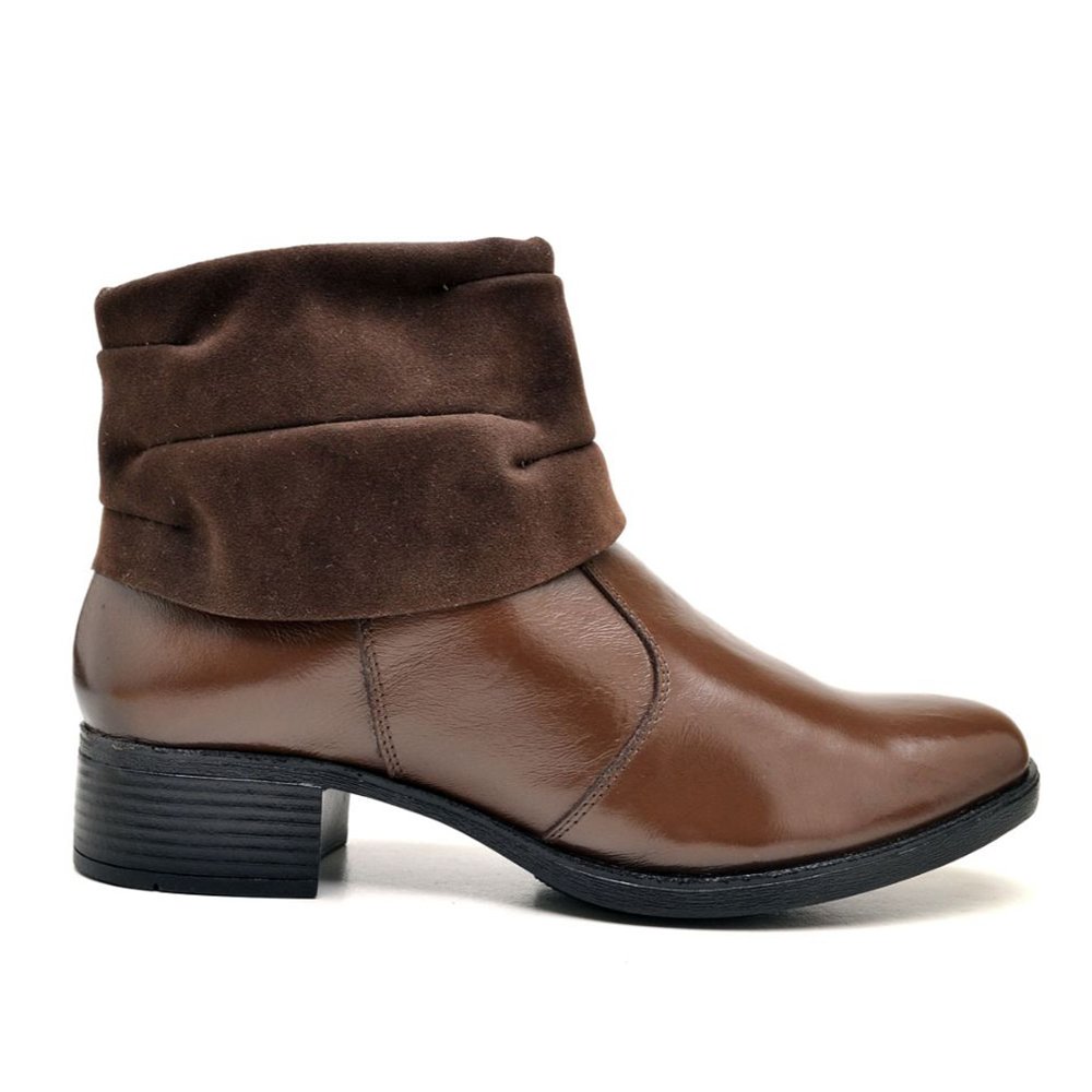 Bota Cano Curto Reta Oposta de Couro Lisa Cano em Camurça com Salto Baixo Marrom 2