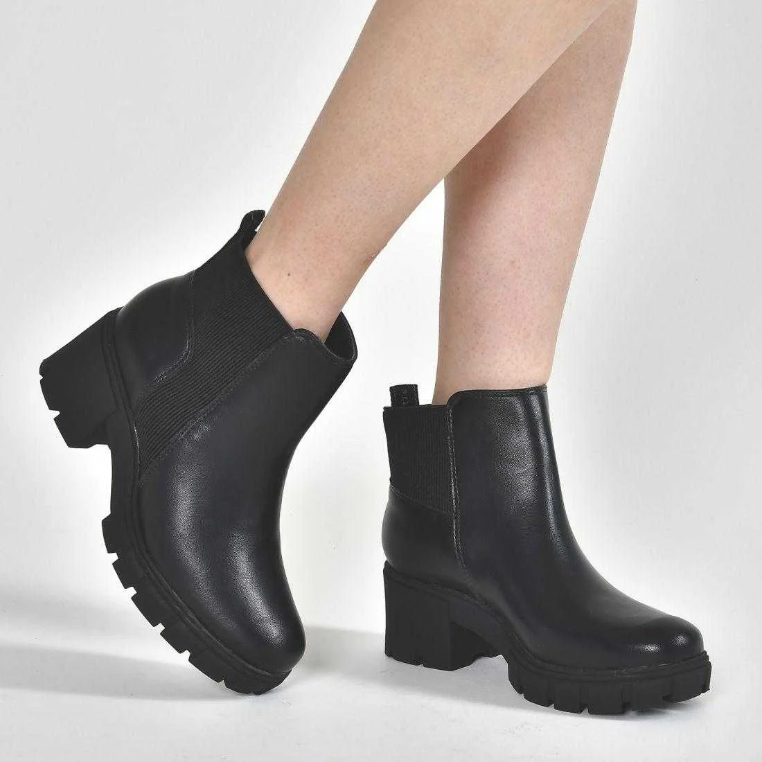 Bota Feminina Via Marte Chelsea Salto Bloco Tratorado Preto 3