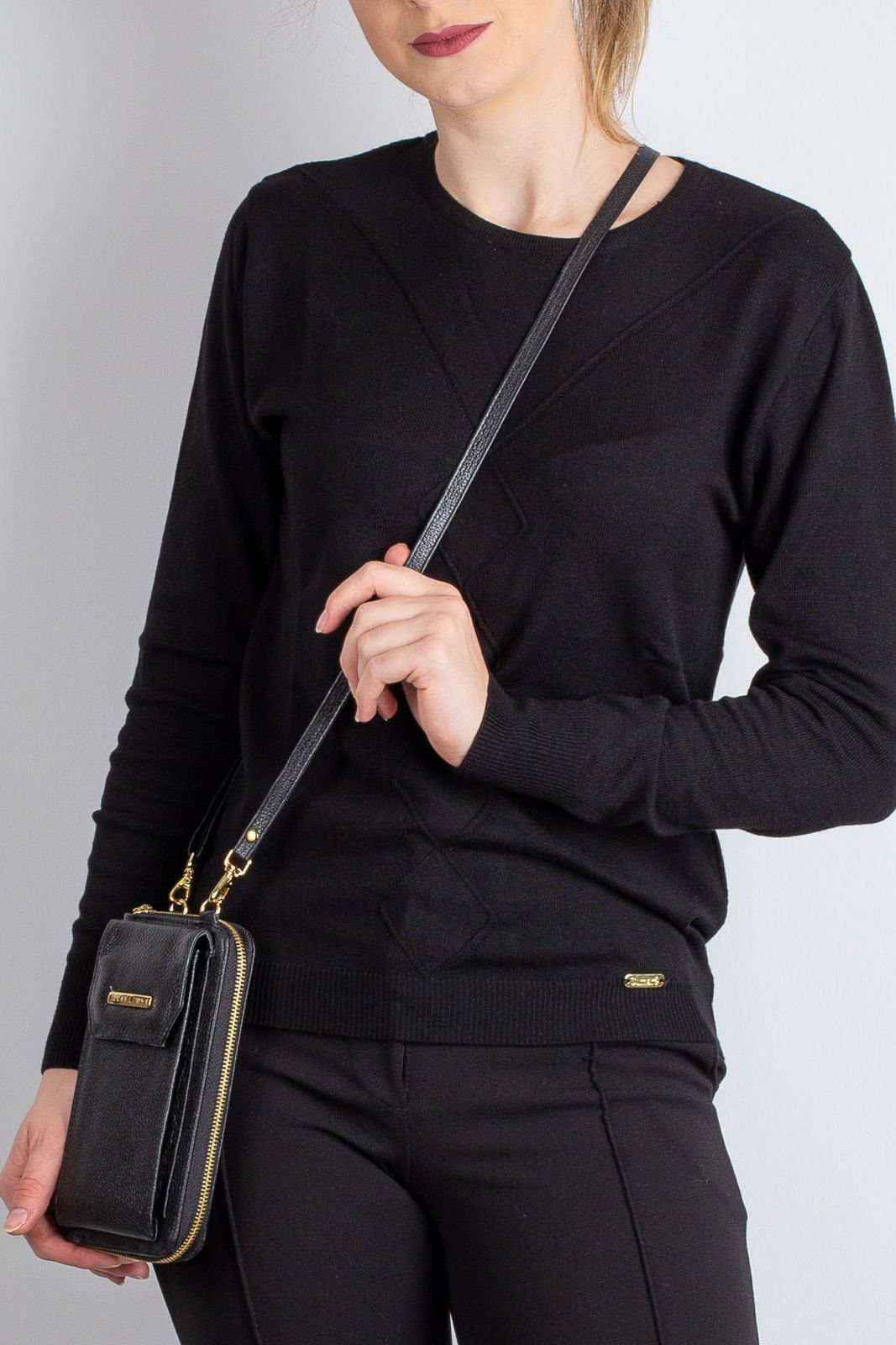 Carteira feminina de couro liso com alca Rafa Preto 5