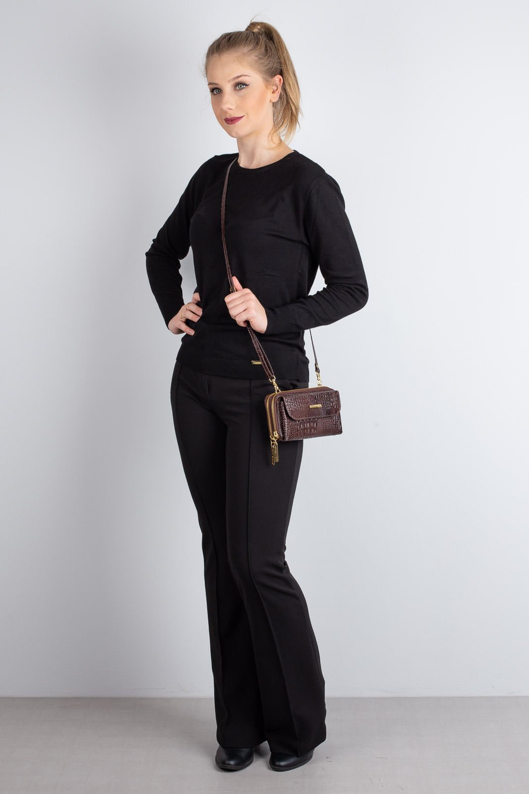 Carteira feminina de couro croco com alca Tania Marrom 3