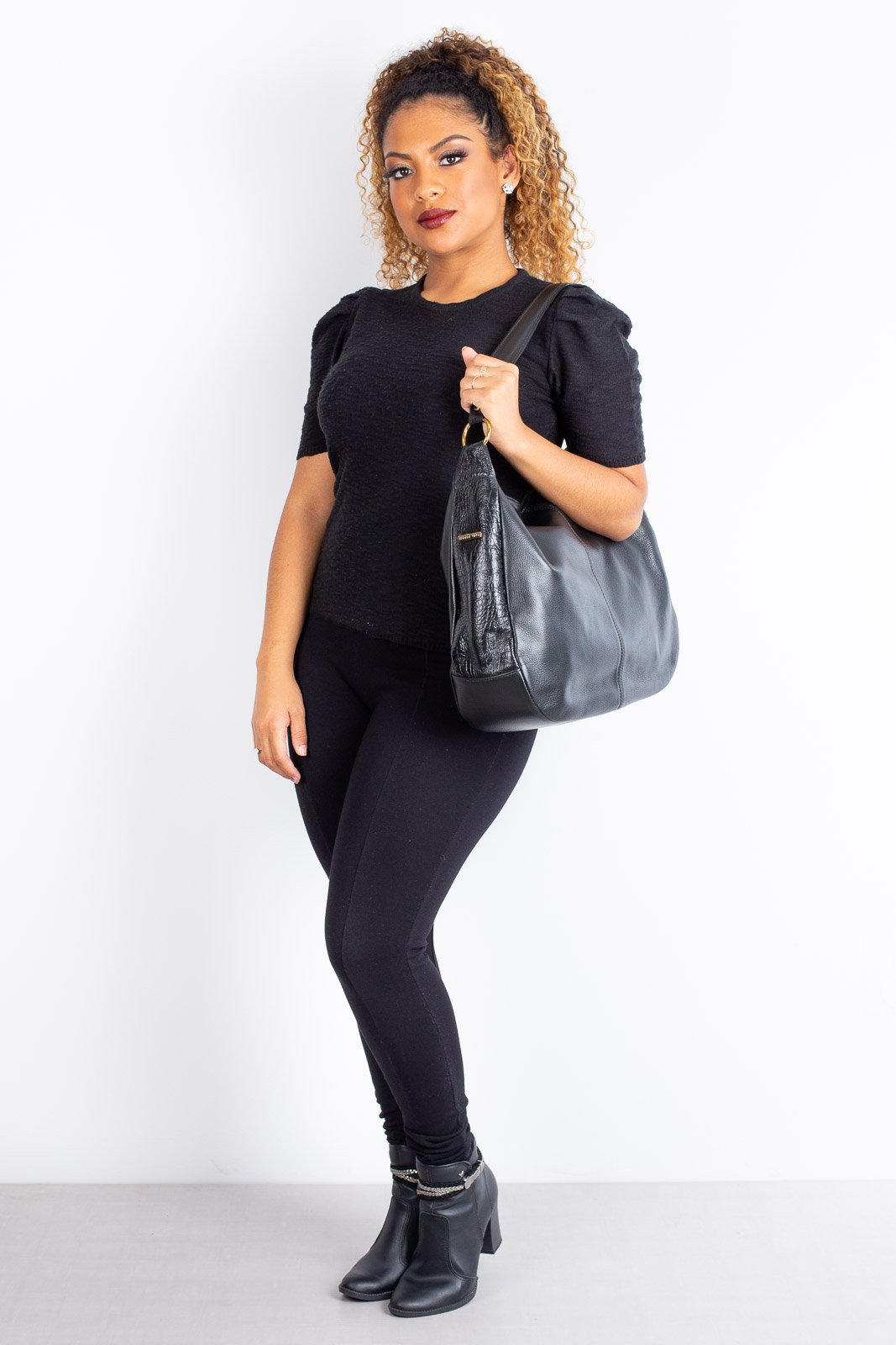 Bolsa saco grande de couro liso Carla Preto 8