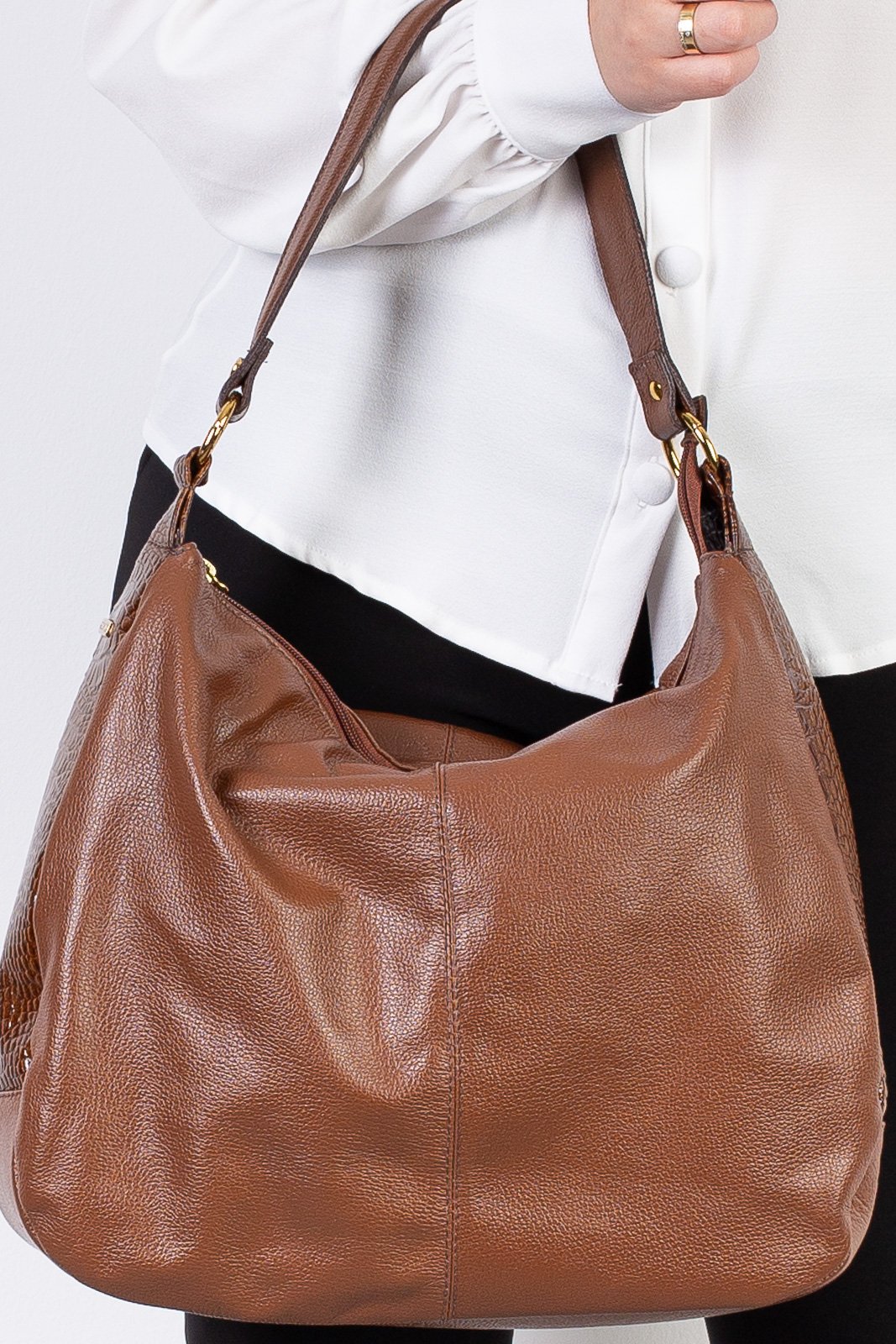 Bolsa saco grande de couro liso Carla Bege 2
