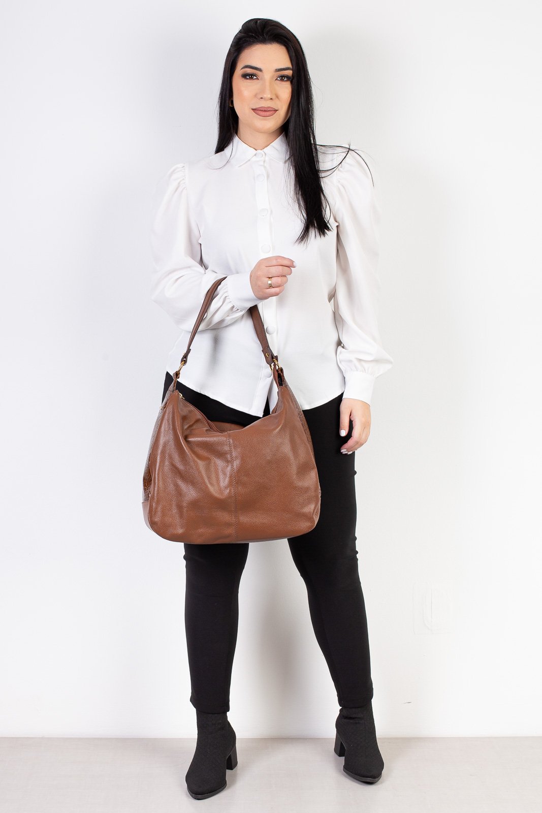 Bolsa saco grande de couro liso Carla Bege 5
