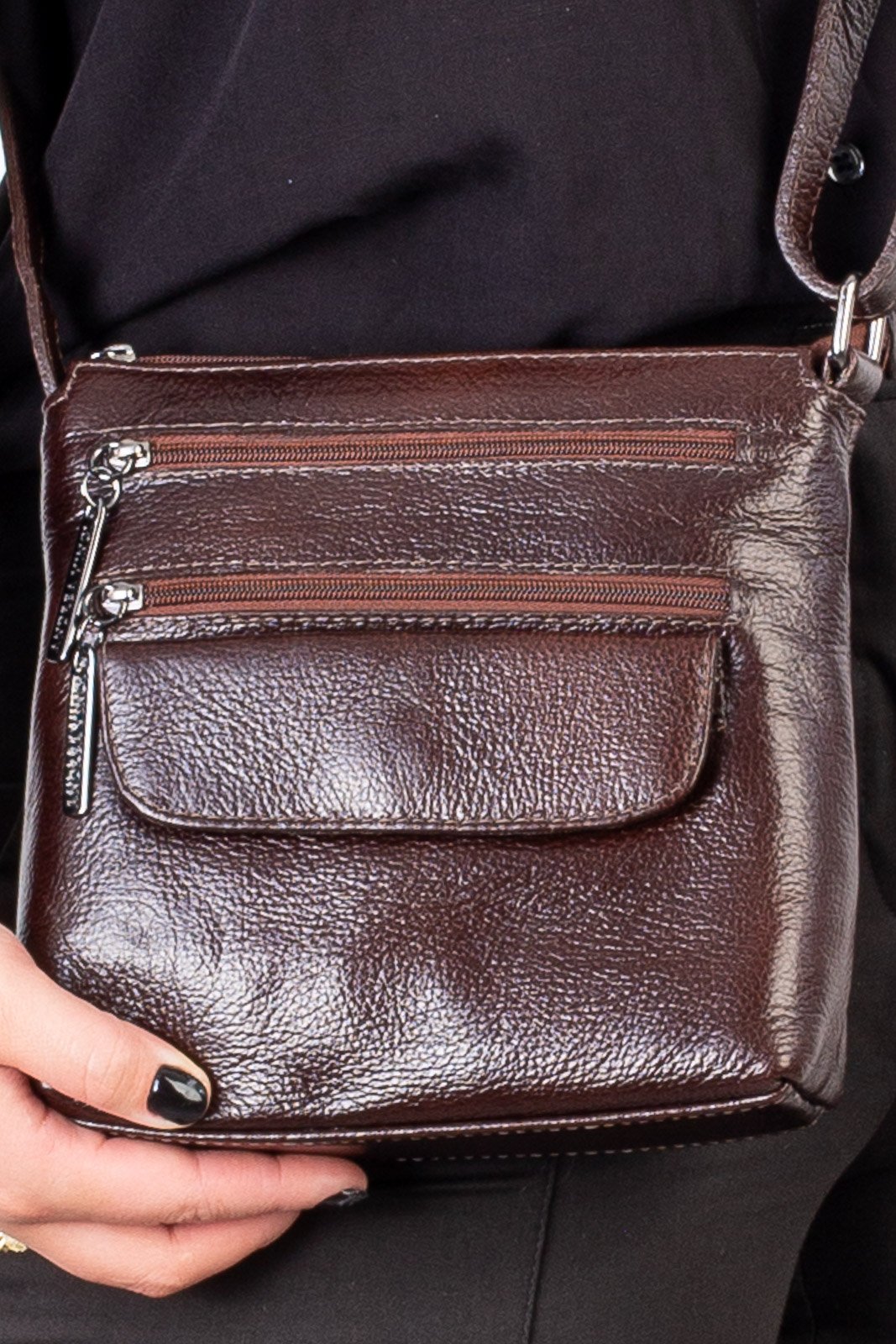 Bolsa transversal de couro liso grafite Maura Marrom 3