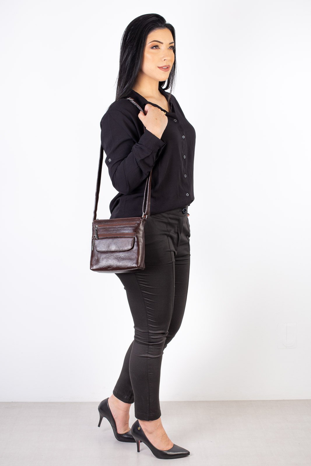 Bolsa transversal de couro liso grafite Maura Marrom 7