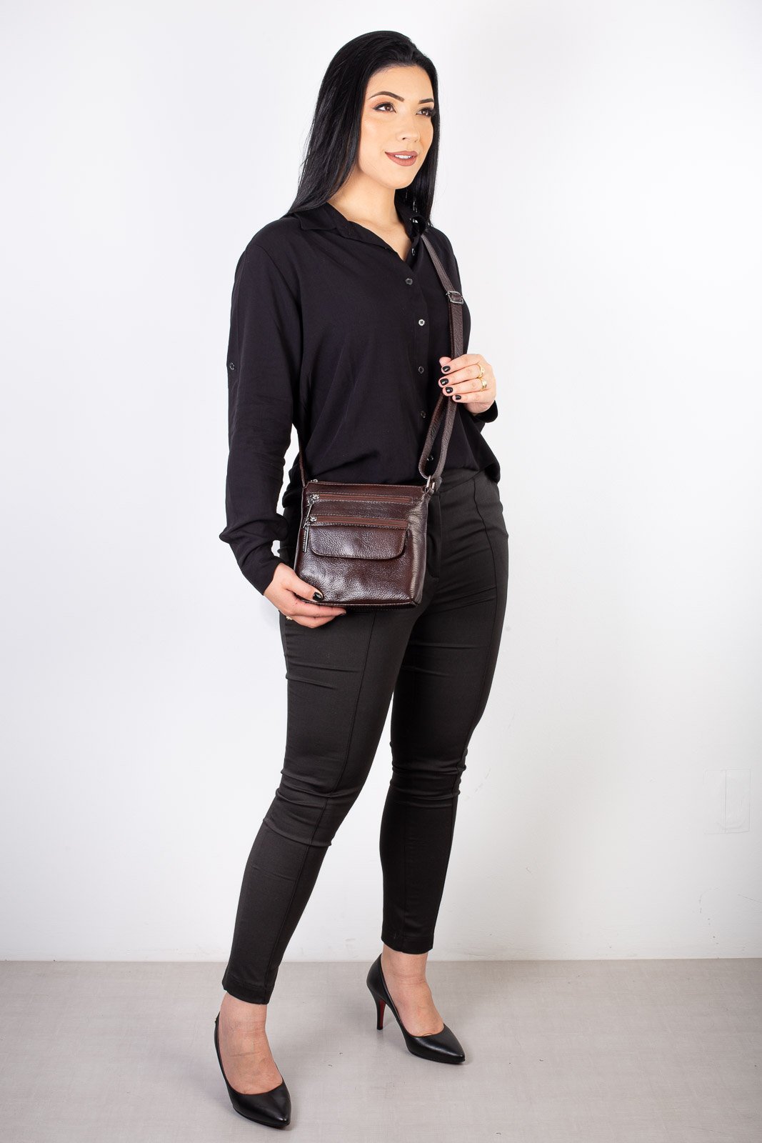 Bolsa transversal de couro liso grafite Maura Marrom 8